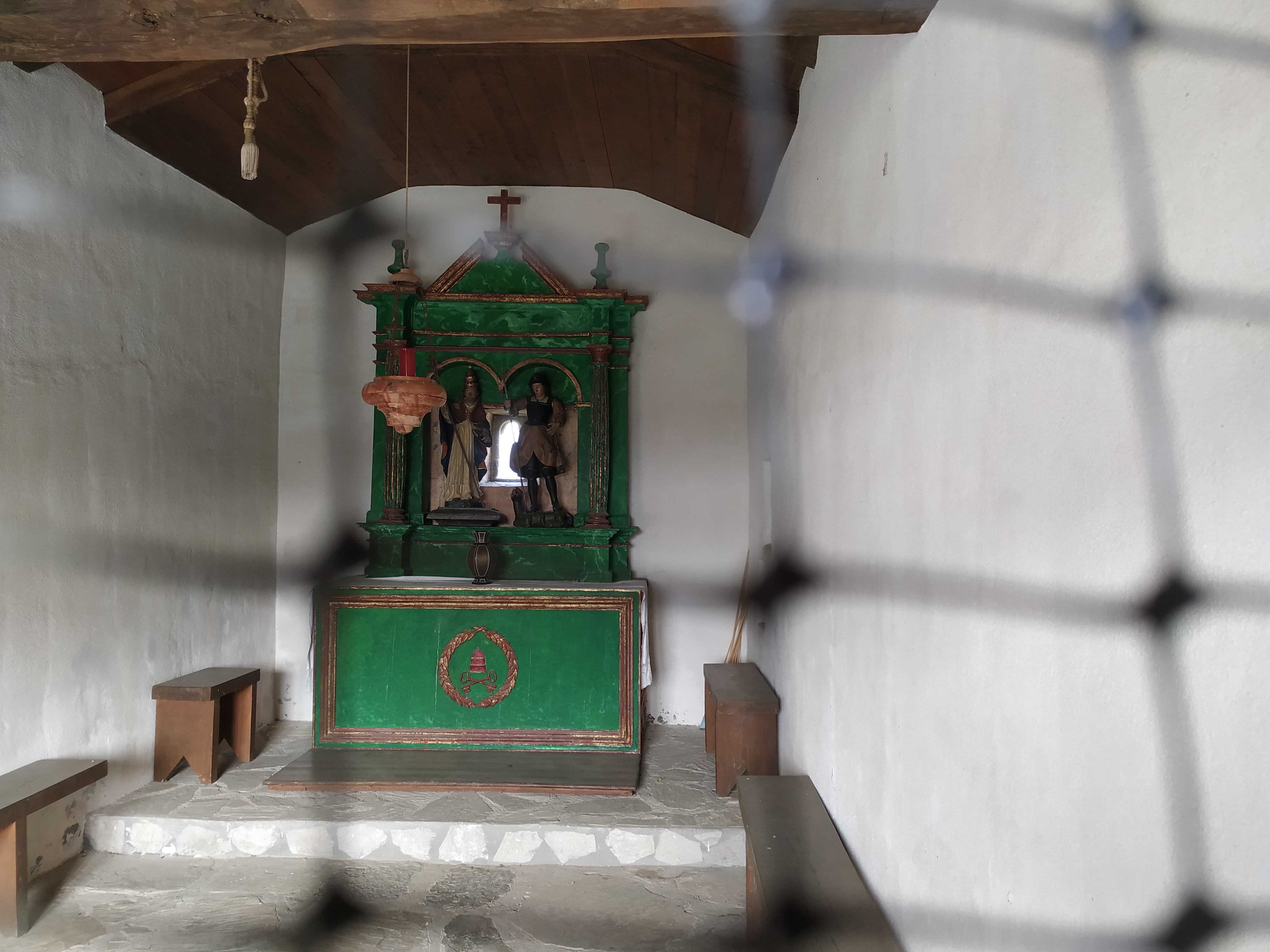 Interior de la ermita con los dos santos